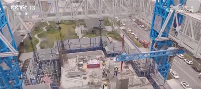 陆智慧盖楼原地升级幸福感老房焕新民生温度更添暖。（大陆央视）