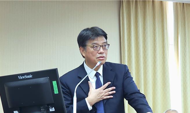 立委翁曉玲12日質疑時，質疑陸委會渲染赴陸風險，陸委會主委邱垂正回應，每起赴陸遭限制人身案件都很重要。（吳泓勳攝）