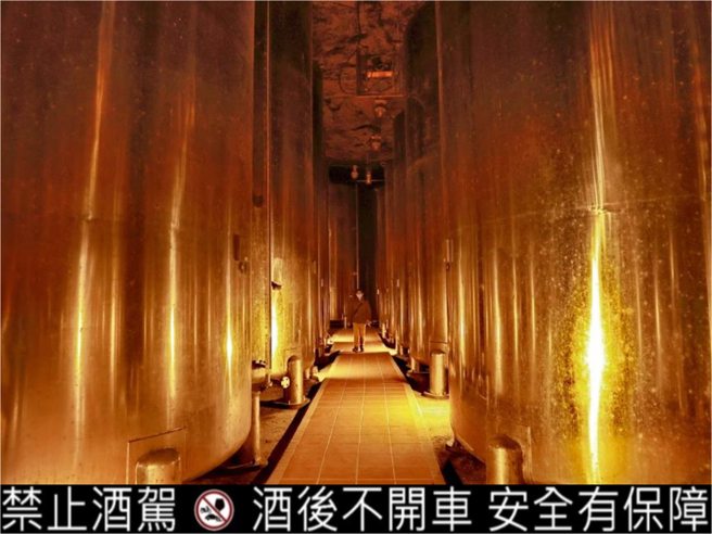 金门「经武酒窖」再次蝉联「10大观光亮点奖」，以「窖藏光旅」为主轴，透过五感体验带领游客穿越时光、品味金门高粱酒的独特风味。（图／金酒公司）★《中时新闻网》关心您：饮酒过量，有碍健康。酒后不开车，安全有保障！