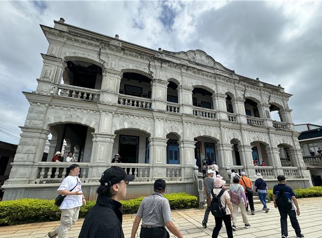 金门金湖镇「陈景兰洋楼」荣获第2届「观光亮点奖」中之「最佳人气奖」。（于家麒摄）