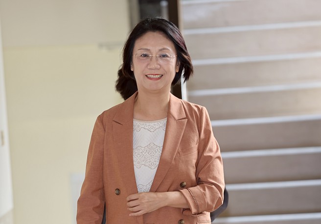 國民黨籍立委翁曉玲12日在立法院質詢，指出今年截止9月底陸委會公佈數據，今年212名我國民眾在大陸人身受限制案件中，實際涉及政治因素僅1人，更有7成以上與詐騙有關，認為陸委會喧染赴陸風險進行恐嚇。（姚志平攝）