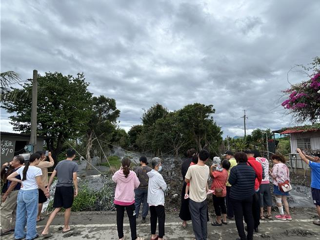 輕颱鳳凰尚未登陸，屏東萬丹泥火山12日搶先噴發，由於屏東天氣陰涼無雨，因此吸引不少人潮前往「朝聖」，大批民眾搶拍泥火山噴發，意外成為颱風天奇景。（謝佳潾攝）