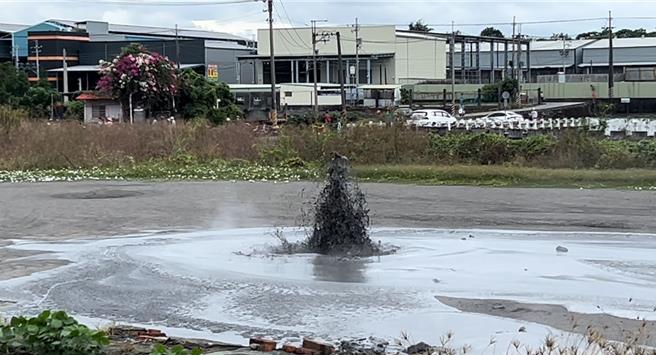 屏東萬丹泥火山12日噴發，目前怪手正把泥漿引流入溝渠，盼把損失降到最低。（謝佳潾攝）