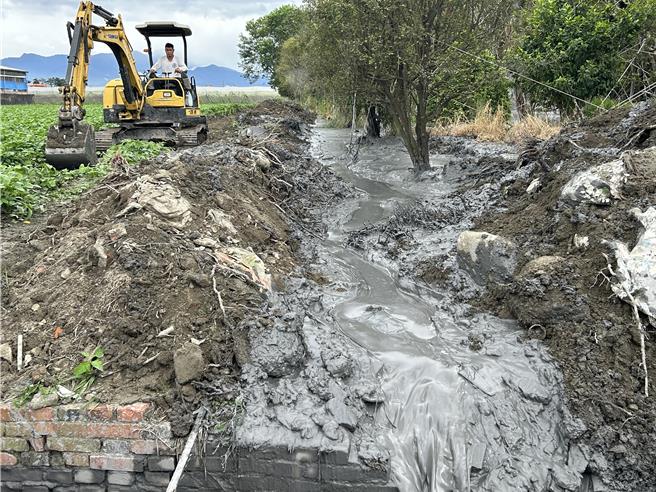 屏東萬丹泥火山12日噴發，目前怪手正把泥漿引流入溝渠，盼把損失降到最低。（謝佳潾攝）