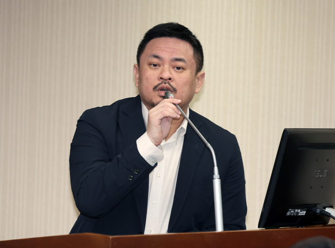 勞動部長洪申翰12日出席立法院社會福利及衛生環境委員會報告業務概況並備詢。（姚志平攝）