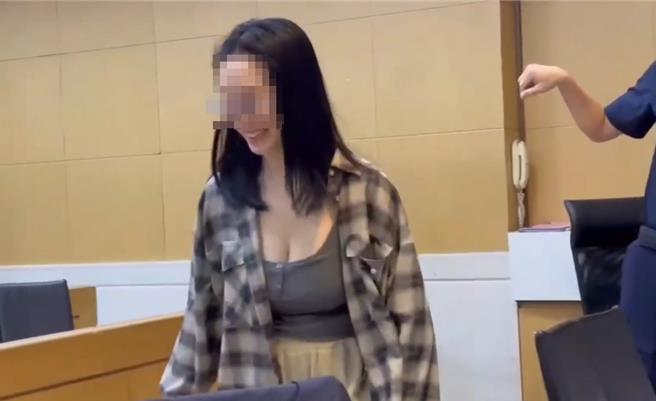 太子集团刘纯妤在北检复讯后，以15万交保，她步出侦讯室露出一抹灿笑。（图／翻摄自中天新闻）