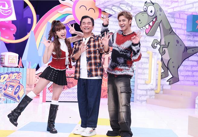 吳宗憲（中）12日擔任《綜藝OK啦》嘉賓，跟主持人何美（左）、羅志祥（右）同台。（陳俊吉攝）