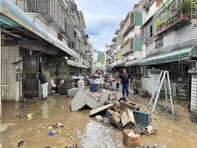 今立委陈俊宇偕行政院政务顾问、县长参选人林国漳及镇长李明哲至灾区勘灾。（吴佩蓉摄）