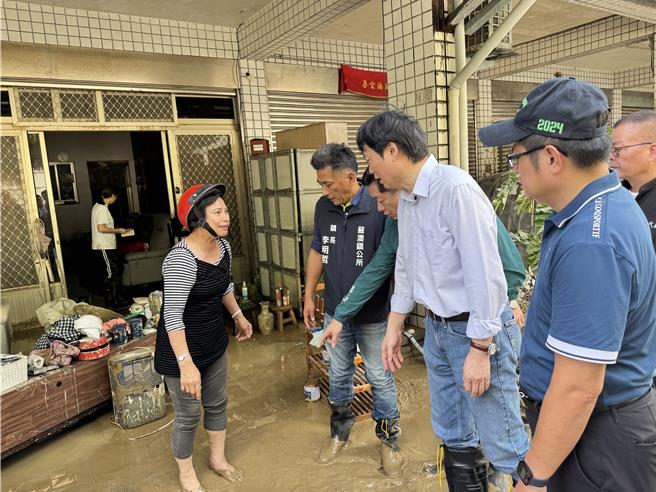 今立委陈俊宇偕行政院政务顾问、县长参选人林国漳及镇长李明哲至灾区勘灾。（吴佩蓉摄）