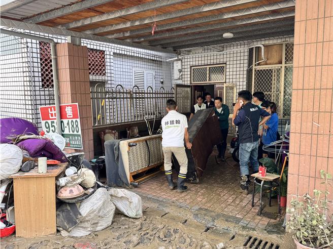 今立委陈俊宇偕行政院政务顾问、县长参选人林国漳及镇长李明哲至灾区勘灾。（吴佩蓉摄）