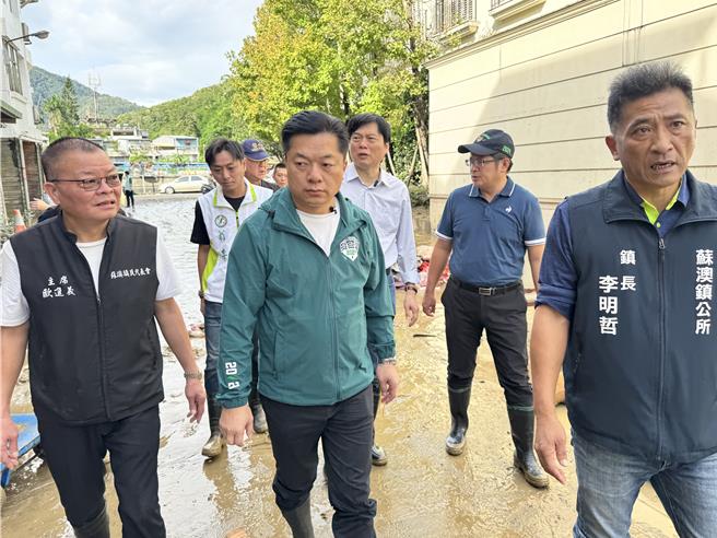 今立委陈俊宇偕行政院政务顾问、县长参选人林国漳及镇长李明哲至灾区勘灾。（吴佩蓉摄）