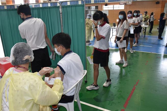 卫生局并会同教育处办理流感疫苗校园集中接种，从10月3日至10月31日期间完成全县学生接种。（谢明俊摄）