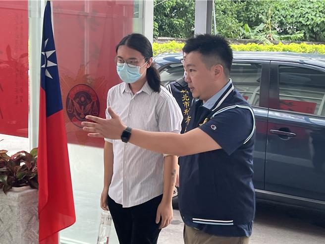 警方拘提孫姓律師（左）到案，帶回新北刑大偵訊。（王揚傑攝）