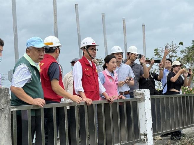 中央气象署预报，高雄今（12）日晚间将迎来凤凰颱风最强降雨，恐有豪雨及8至10级强阵风，市长陈其迈上午前往茄萣视察排水与清疏作业，指示各单位强化抽排与调度，确保排水顺畅、减少灾损。（高雄市政府水利局提供／林雅惠高雄传真）