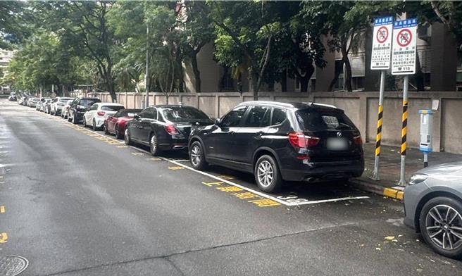 台北市許多小客車久停在公有停車場或路邊停車格內，造成停車位流動率差。北市交通局修正「北市處理妨礙道路交通及久停公有停車場車輛自治條例」，最終決議車輛停放超過10天即貼單通知，再經5日未駛離就代為移置，移置費用及保管費用皆有提高。圖為示意圖。（本報資料照片）