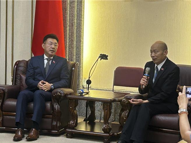 立法院长韩国瑜今日罕见举行记者会，与副院长江启臣接受媒体提问。（陈薏云摄）