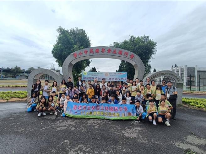 台北士林国小师生一行38人，本周前往金门金寧中小学展开姊妹校交流活动，延续近20年的深厚情谊。(图／金寧中小学提供)