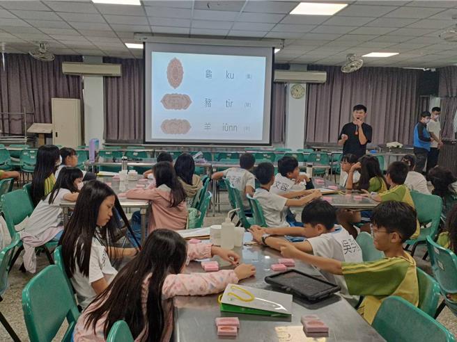 在「文化体验」课程中，以金门传统节庆文化「花生红稞」为灵感，运用粿印模具，细心制作出小巧而香气馥郁的红龟与寿桃造型扩香石，成为士林国小师生心中最珍贵的交流礼物。(图／金寧中小学提供)