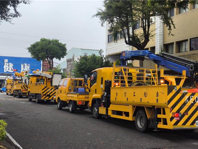 因應鳳凰颱風來襲，台電台南區處巡修工程車整裝出發至台南沿海地區、全力防守用電安全。（台電台南處提供／曹婷婷台南傳真）