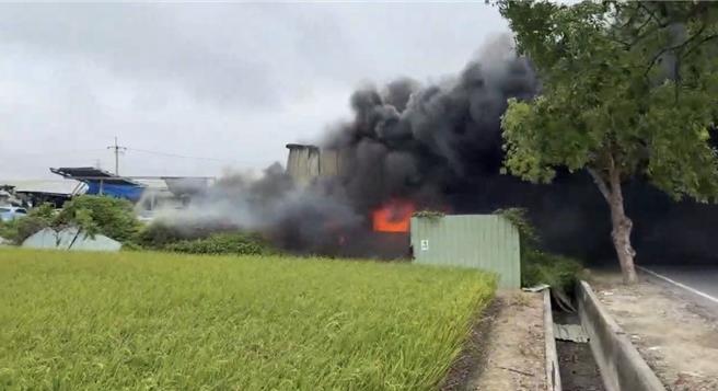 新營區中正路上午一場火警，火勢延燒到高壓電、變壓器，造成附近住戶320戶停電。（讀者提供／曹婷婷台南傳真）