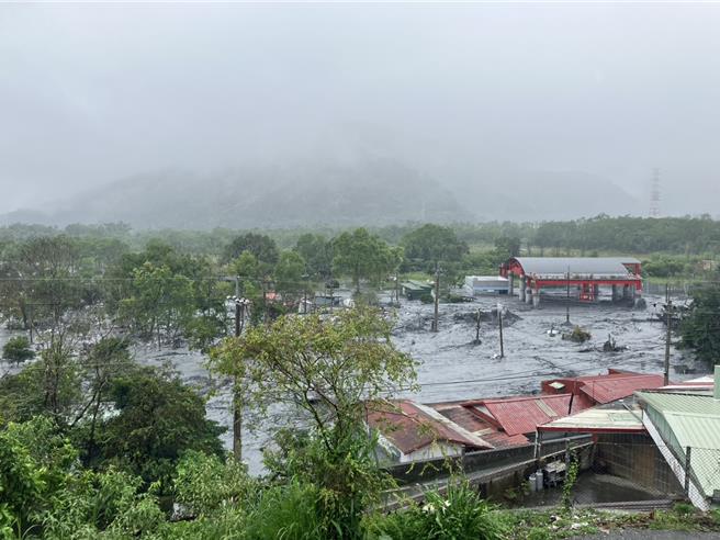 馬太鞍溪水暴漲，溪水自10日至今仍持續溢流進萬榮鄉明利村。（縣府提供／王志偉花蓮傳真）