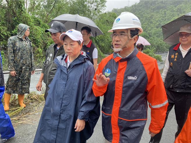 縣長徐榛蔚今與林元鵬率會勘萬榮鄉淹水區域。（縣府提供／王志偉花蓮傳真）
