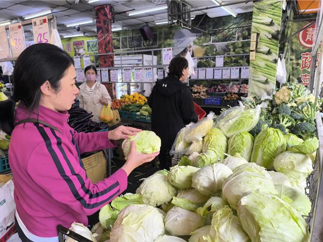 民眾前往市場買菜。（李京昇攝）