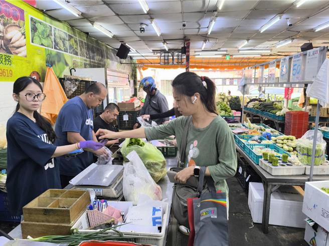 許多民眾到市場採購蔬菜。（李京昇攝）