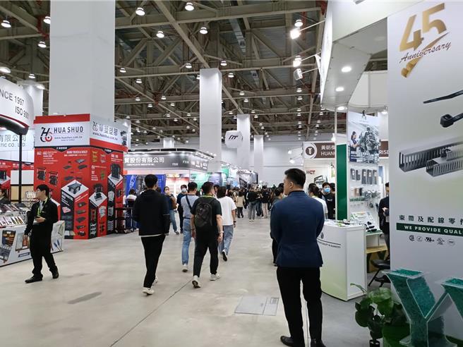 近期在台中国际会展中心登场的五金工业展，台湾手工具工业同业公会理事长谢武志认为，国外来客数很大，几乎都是非美国家，对生意很有正面帮助。（陈淑娥摄）