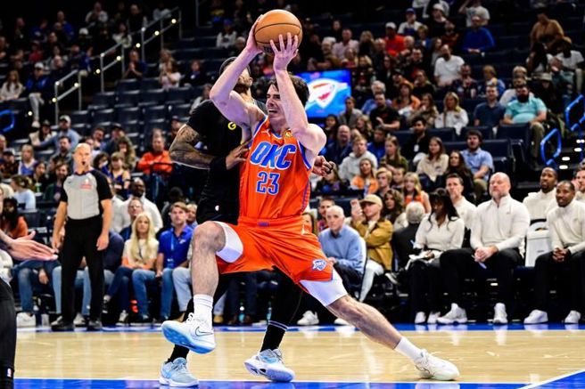 雷霆Brooks Barnhizer持球衝入。（美联社）