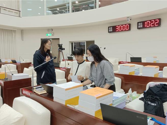 新竹市議員劉彥伶（中）12日於議會中，針對教育議題質詢。（邱立雅攝）