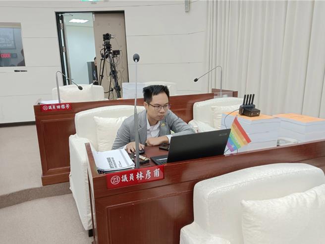 新竹市議員林彥甫關心光華國中就學量能問題。（邱立雅攝）