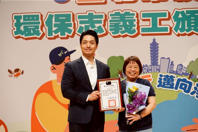 台北市環保局為感謝績優環保志義工及義工隊協助推動環境教育及環境保護工作，12日於中油大樓國光會議廳舉辦「114年度績優環保志義工頒獎典禮」，公開表揚8隊績優環保義工隊，以及61名績優環保志工、義工及環保專職人員，由台北市長蔣萬安頒獎並肯定環保志義工付出奉獻。（台北市政府提供／徐佑昇台北傳真）