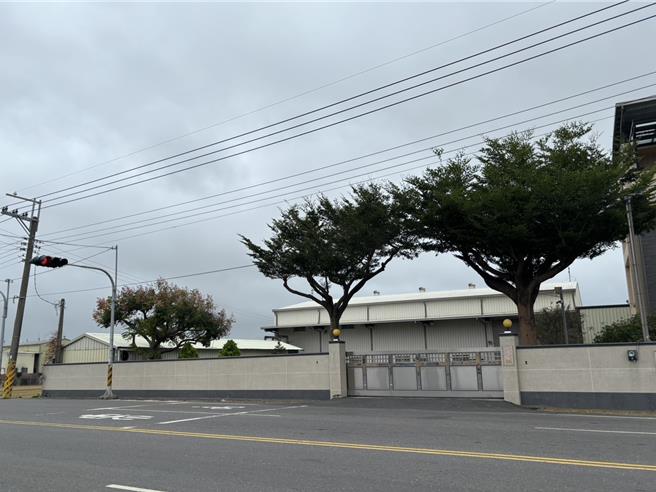 12日文雅畜牧场大门深锁，门口招牌也已拆除。（冯惠宜摄）