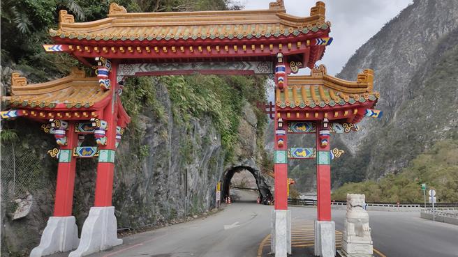 中横公路太鲁阁口牌楼，去年底遭撞毁，上方「东西横贯公路」字样损坏掉落，将于17日起动工修復。（太管处提供／王志伟花莲传真）