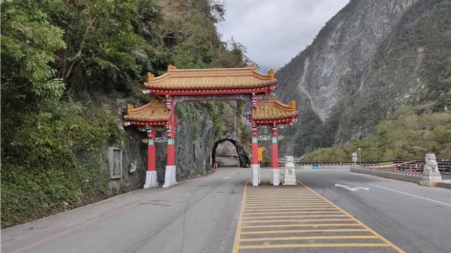 中横公路太鲁阁口牌楼，去年底遭撞毁，上方「东西横贯公路」字样损坏掉落，将于17日起动工修復。（太管处提供／王志伟花莲传真）