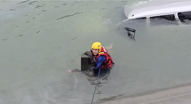嘉南大圳柳營段中午傳出1車墜入，警消到場搶救，受困男子已明顯身亡。（讀者提供／曹婷婷台南傳真）