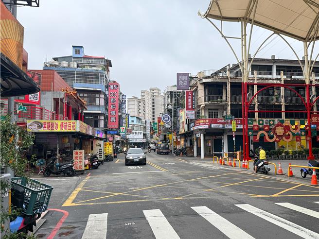 桃園市都市發展局日前執行桃園景福宮周邊景觀改善有口皆碑，成為舊城再造典範，龍潭區龍元宮擁有200年歷史，周遭商家林立，道路空間及招牌立面雜亂，地方期盼同樣能透過市府計畫工程讓舊城再生帶動觀光。（呂筱蟬攝）