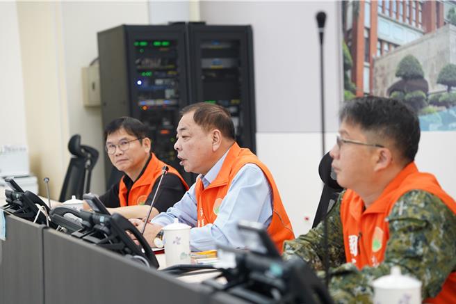 新竹縣災害應變中心於11日下午2時三級開設，12日上午舉辦防颱整備會議，由新竹縣副縣長陳見賢（中）主持。（新竹縣府提供／邱立雅竹縣傳真）