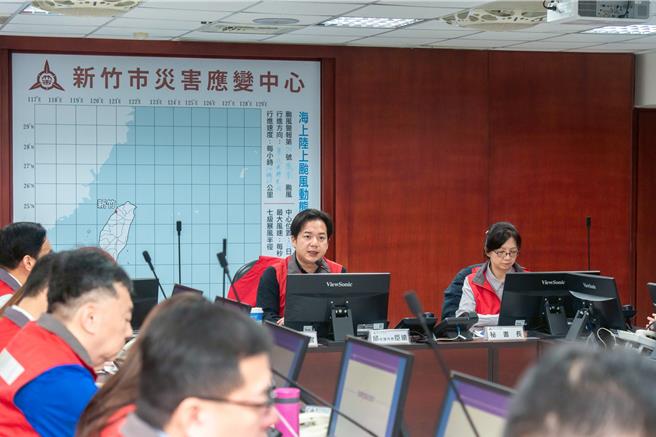 竹市代理市長邱臣遠12日上午在新竹市災害應變中心召開工作會議。（新竹市府提供／邱立雅竹市傳真）