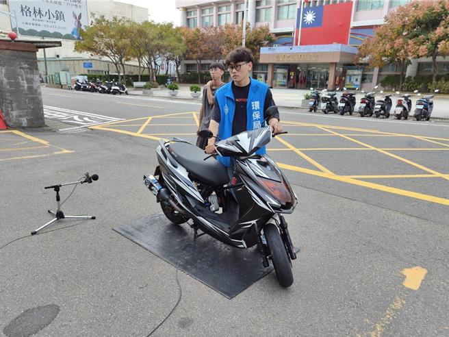 桃園市環保局表示，《道路交通管理處罰條例》修法後，未經申報異動的排氣管罰鍰上限由1800元提高至3600元。市府已協助完成8006輛車輛排氣管認證，並導入AI巡防與改裝辨識系統，加強取締噪音。（桃園市環保局提供）