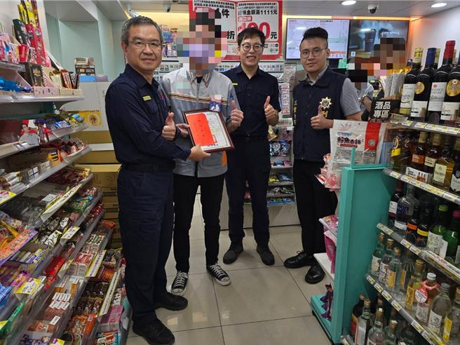 三重警分局長黃國政感謝超商店員一同打擊詐欺犯罪。（警方提供）