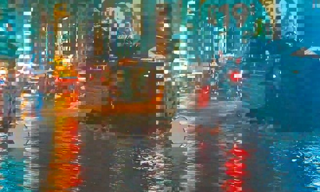 颱風外圍環流與東北季風共伴效應，宜蘭縣11日遭大雨狂襲，多處傳出嚴重淹水與土石流災情，蘇澳鎮市中心成一片汪洋，軍方出動AAV7兩棲突擊車與橡皮艇救援受困民眾。（圖／蘇澳鎮公所提供）