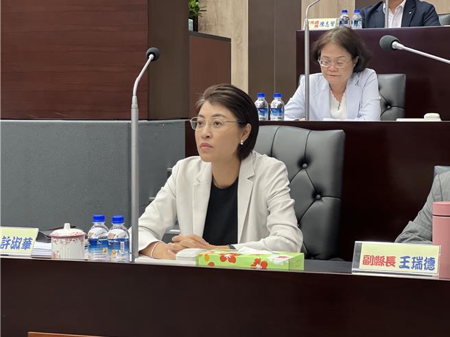 南投县12日正常上班、上课，网友在县长许淑华脸书留言「外县市要冒风雨咕噜咕噜来上班」，许淑华回应了。（杨静茹摄）