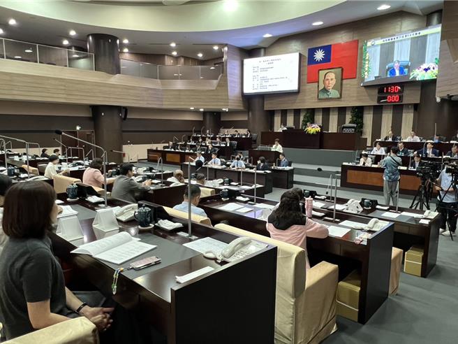 南投县长许淑华12日出席南投县议会定期会闭幕，强调12日上班上课依中央气象署提供的科学资料，并综合实际状况所做的决策。（杨静茹摄）