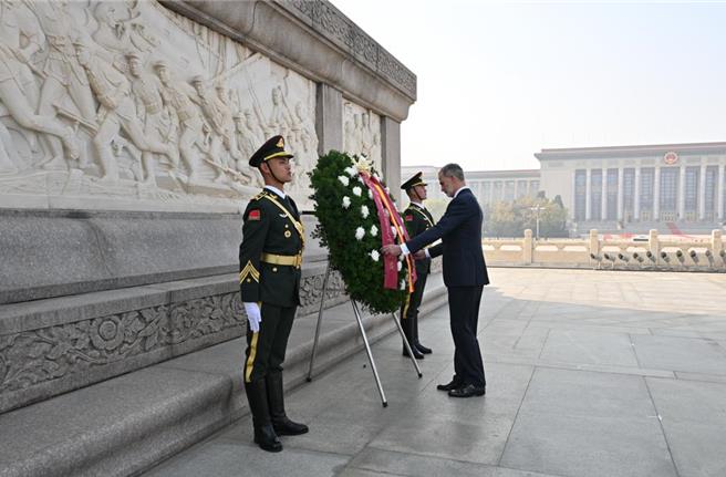西班牙国王菲利佩六世12日前往北京天安门广场，向大陆人民英雄纪念碑敬献花圈。（摘自新华社）