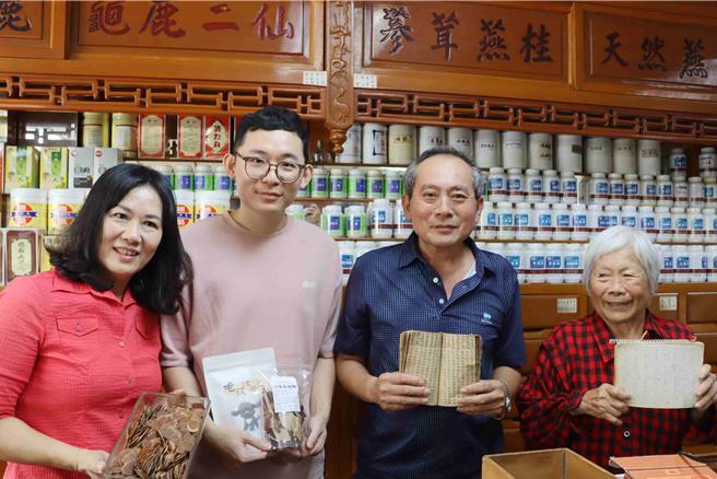 鹿草乡「瑞安堂」中药行仍屹立不摇，已传承4代近百年歷史。（吕妍庭摄）