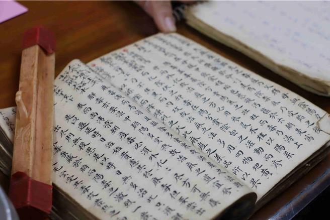 第4代接班人王诏郁阿祖留下来的手抄药方，字迹端正，是王家传家宝。（吕妍庭摄）