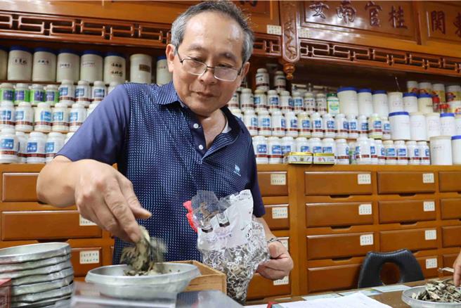 鹿草乡「瑞安堂」中药行第3代老板努力让老中药行屹立不摇。（吕妍庭摄）