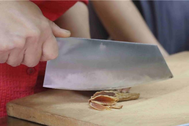 店里仍维持用刀切人蔘的作法。（吕妍庭摄）